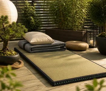 Japanse ontspanningshoek op het terras - hoe gebruik je tatamimatten en reisfutons buiten?