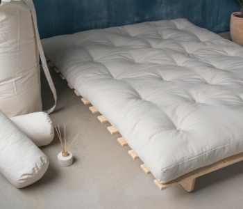 Onder de futon en onder de mat - wat leg je op de vloer om comfortabel en gezond te slapen?