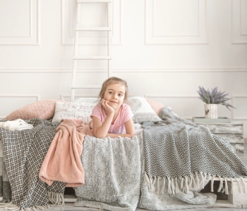 Een klein bed in een kleine kamer - hoe de ruimte inrichten met ideeën?