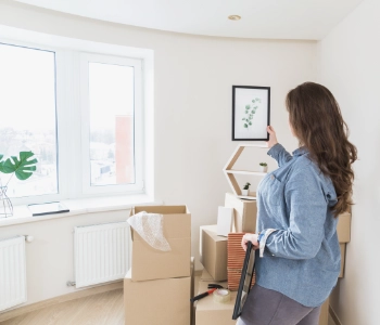 Hoe richt je een slaapgedeelte in een kleine flat in?